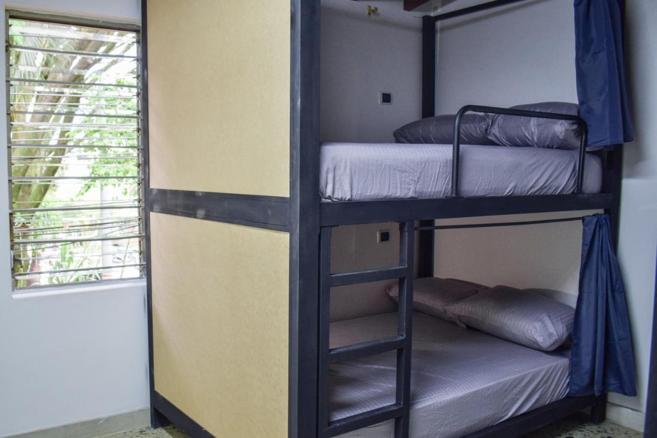 Area 51 Hostel Меделин Екстериор снимка